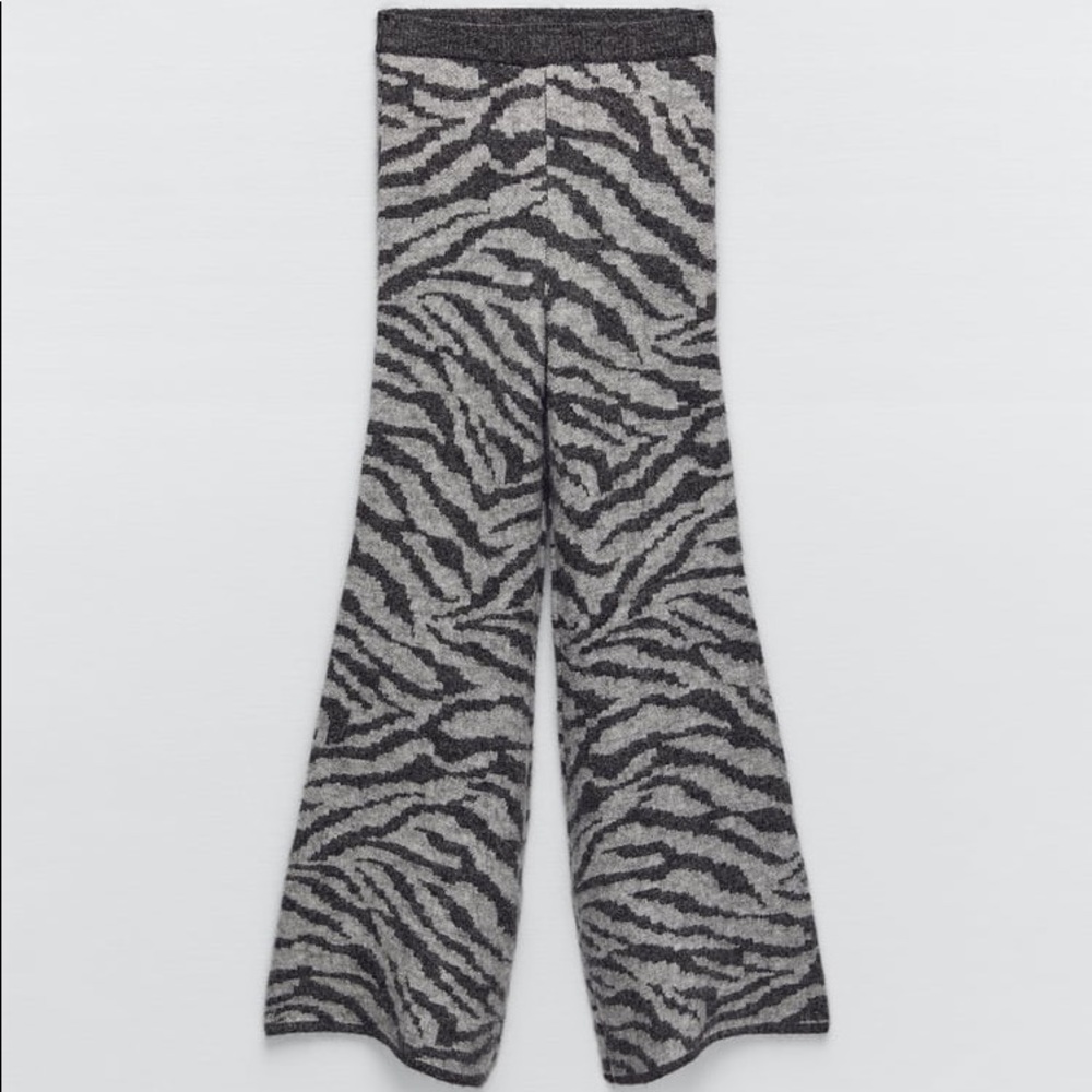 Zara Set - Animal Jacquard Wool and Alpaca Blend Sweatshirt & Pants - Picture 15 of 16